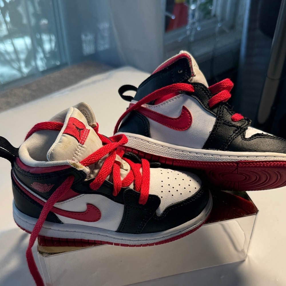Nike Kids Black and Red High-Top Sneakers Size 8C